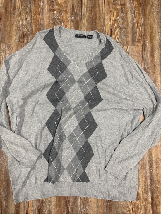 Sweaters - Preppy Gray argyle sweater with dark gray and light gray diamond pattern
Size 2X